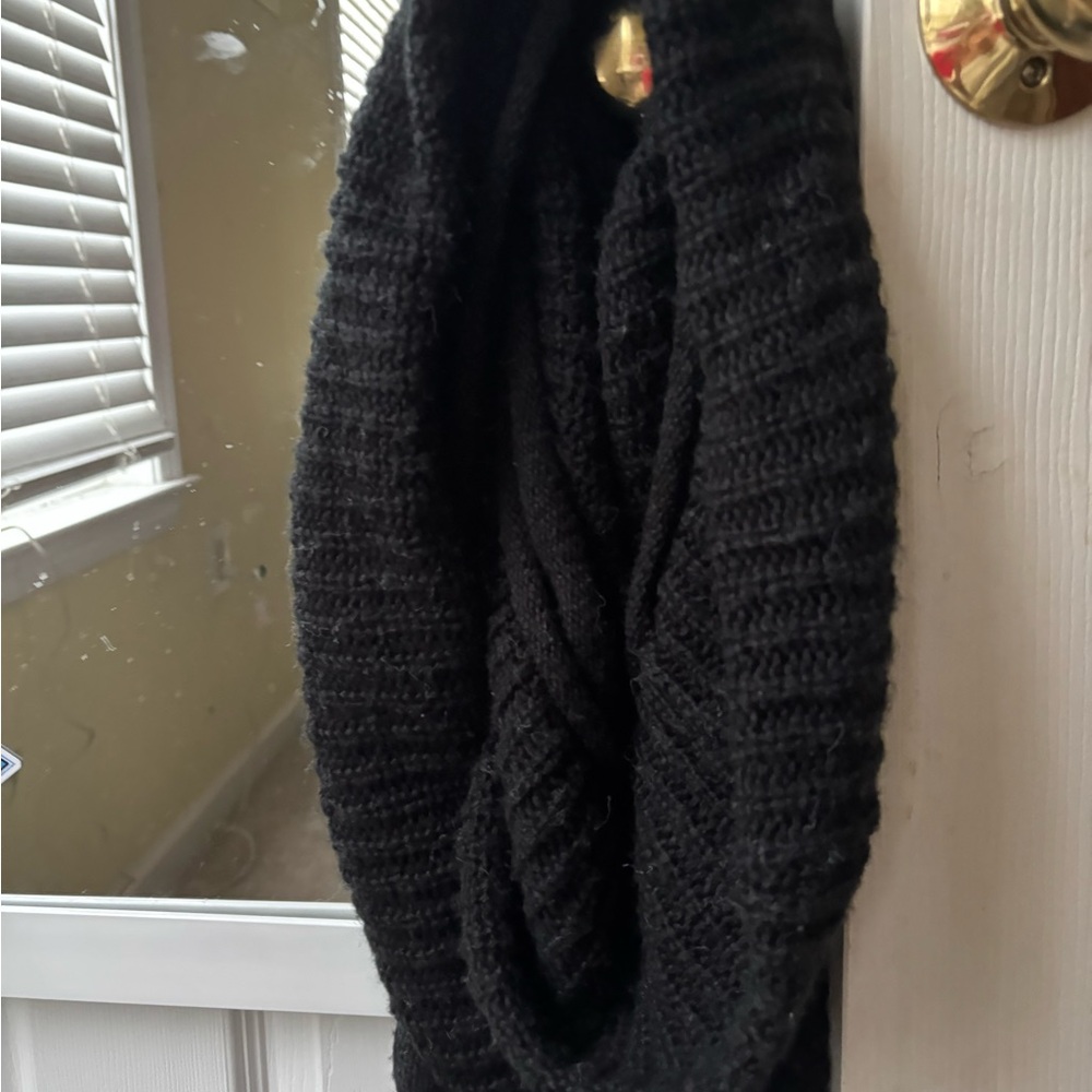 Black infinity scarf - Picture 2 of 2